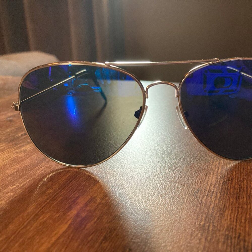 NWOT Unisex Silver Aviator Sunglasses with Gray Lenses with Irridescent Tones